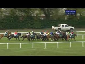 Video preview image for Sandown Park 16:25 - Bet365 Handicap Hurdle