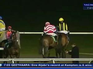 Video preview image for Kempton Park 19:05 - Betdaq Mobile Apps Handicap