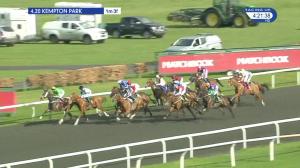 Video preview image for Kempton Park 16:20 - Matchbook Betting Podcast Rosebery Handicap (Qualifier) (2)