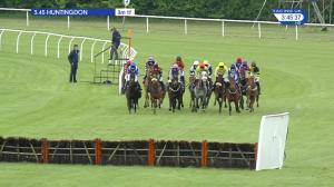 Video preview image for Huntingdon 15:45 - Smarkets Handicap Hurdle (4)