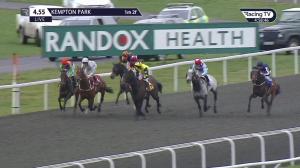 Video preview image for Kempton Park 16:55 - Move Over To Matchbook Handicap (2)