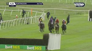 Video preview image for Huntingdon 16:25 - Mansionbet Novices' Handicap Chase (4)