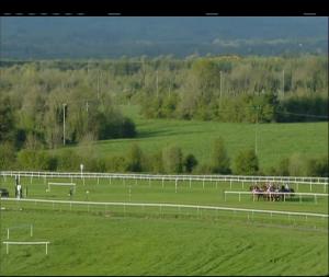 Video preview image for Tipperary 19:10 - Buy Online At tipperaryraces.ie Handicap Hurdle (80-95)