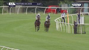 Video preview image for Stratford-on-Avon 16:25 - Walls & Ceilings International Ltd Novices' Hurdle (3)