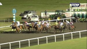 Video preview image for Kempton Park 20:00 - 32Red On The App Store Handicap (5)