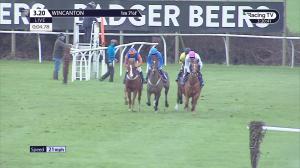 Video preview image for Wincanton 15:20 - Visit racingtv.com Handicap Hurdle (Qualifier) (3)