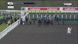 Video preview image for Kempton Park 15:55 - Play Ladbrokes 5-a-side Handicap (3)