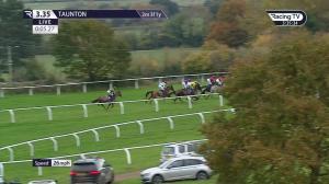 Video preview image for Taunton 15:35 - Thoroughbred Breeders' Association Mares' Handicap Hurdle (Qualifier) (4)