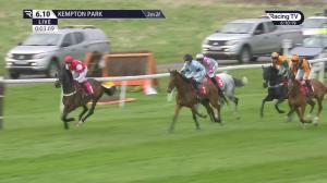 Video preview image for Kempton Park 18:10 - Bet @ racingtv.com Handicap Chase (3)
