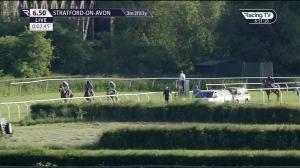 Video preview image for Stratford-on-Avon 18:50 - Farmers Fresh Handicap Hurdle (3)