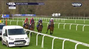 Video preview image for KEMPTON PARK 14:27 - Coral Pendil Novices' Chase (Grade 2) (1)