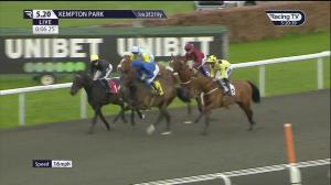 Video preview image for KEMPTON PARK 17:20 - Unibet More Boosts In More Races Novice Stakes (5)