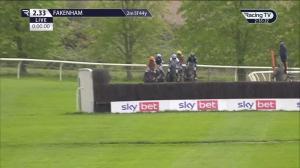 Video preview image for Fakenham 14:33 - Huge Savings At racingtv.com/gnoffer Handicap Chase