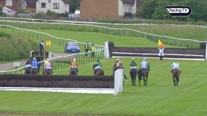 Video preview image for Warwick 19:40 - Bromwich Hardy Handicap Chase (5)